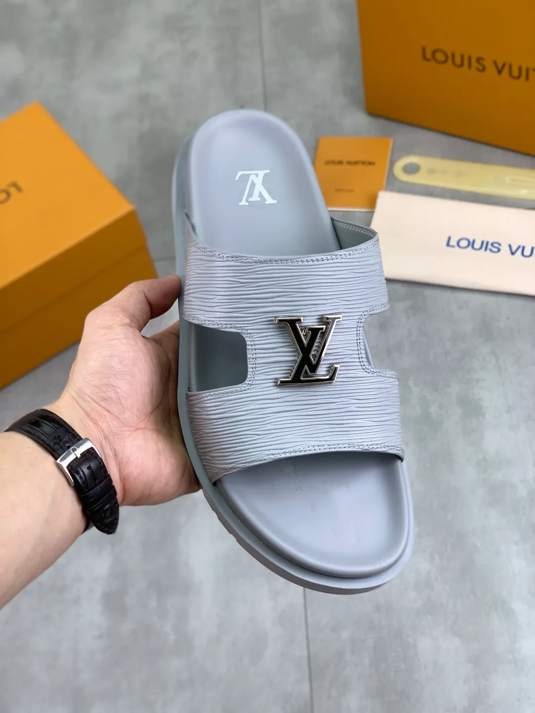 Men's shoes 💰P300💰【New style】🆘 Original quality 【LOUIS VUITTON】The popular Louis Vuitton LV men's slippers on the official website are on sale simultaneously! Original fabric imported from Italy, original factory special supply, code number: 38-44 (45 customized), many colors available